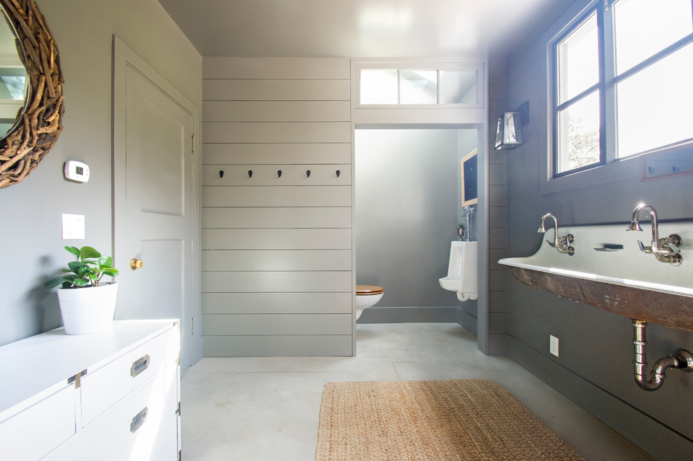 Свежая идея для дизайна: главная ванная комната среднего размера в стиле кантри с белой плиткой, серыми стенами, бетонным полом, подвесной раковиной и серым полом - отличное фото интерьера