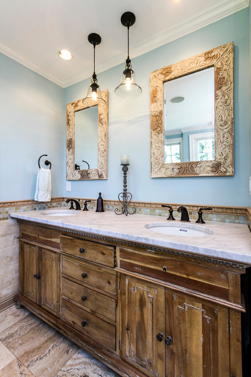 Стильный дизайн: главная ванная комната среднего размера в классическом стиле с фасадами островного типа, фасадами цвета дерева среднего тона, открытым душем, коричневой плиткой, каменной плиткой, синими стенами и полом из травертина - последний тренд