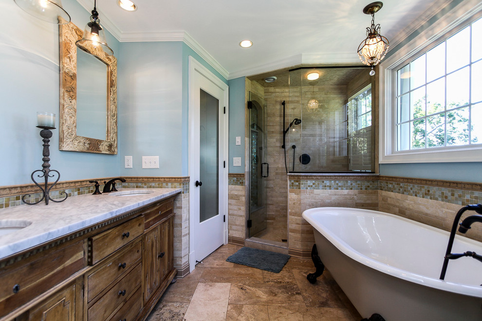 Esempio di una stanza da bagno padronale classica di medie dimensioni con consolle stile comò, ante in legno scuro, doccia aperta, piastrelle marroni, piastrelle in pietra, pareti blu, pavimento in travertino, WC monopezzo e lavabo da incasso