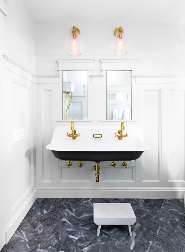 Immagine di una piccola stanza da bagno per bambini classica con ante bianche, vasca con piedi a zampa di leone, WC sospeso, piastrelle grigie, piastrelle in pietra, pareti bianche e pavimento in marmo