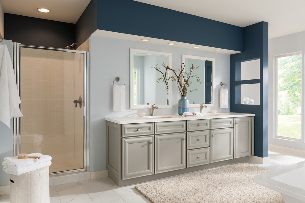 Foto de cuarto de baño tradicional renovado con puertas de armario de madera clara, paredes azules, suelo de baldosas de porcelana y suelo blanco