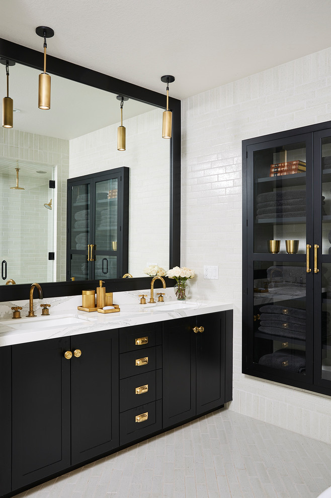 На фото: большая ванная комната в стиле неоклассика (современная классика) с фасадами в стиле шейкер, черными фасадами, белой плиткой, белыми стенами, врезной раковиной, серым полом и белой столешницей с