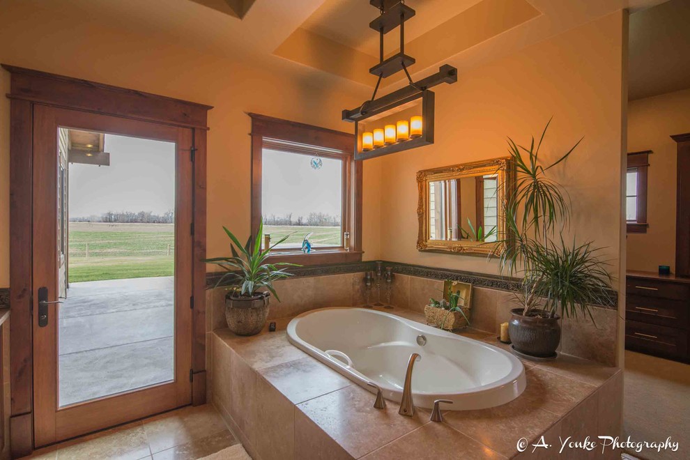 Imagen de cuarto de baño principal, rústico, grande, con armarios estilo shaker, puertas de armario de madera en tonos medios, bañera encastrada, ducha esquinera, baldosas y/o azulejos beige, baldosas y/o azulejos marrones, baldosas y/o azulejos de cerámica, paredes beige, suelo de travertino, lavabo bajoencimera y encimera de esteatita