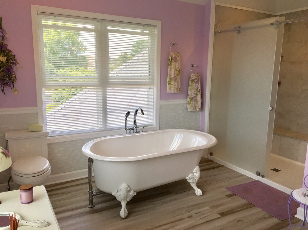 Пример оригинального дизайна: большая главная ванная комната в классическом стиле с фасадами с выступающей филенкой, белыми фасадами, ванной на ножках, фиолетовыми стенами, полом из керамической плитки и столешницей из кварцита
