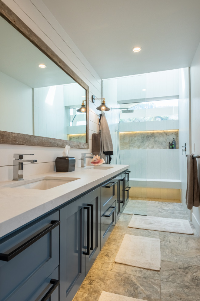 Imagen de cuarto de baño principal tradicional renovado grande con armarios estilo shaker, puertas de armario azules, ducha empotrada, paredes blancas, lavabo bajoencimera, suelo gris y encimeras blancas