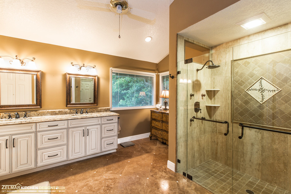 Idéer för att renovera ett stort vintage en-suite badrum, med ett undermonterad handfat, luckor med upphöjd panel, vita skåp, bänkskiva i kvarts, ett hörnbadkar, en öppen dusch, beige kakel, stenkakel och travertin golv