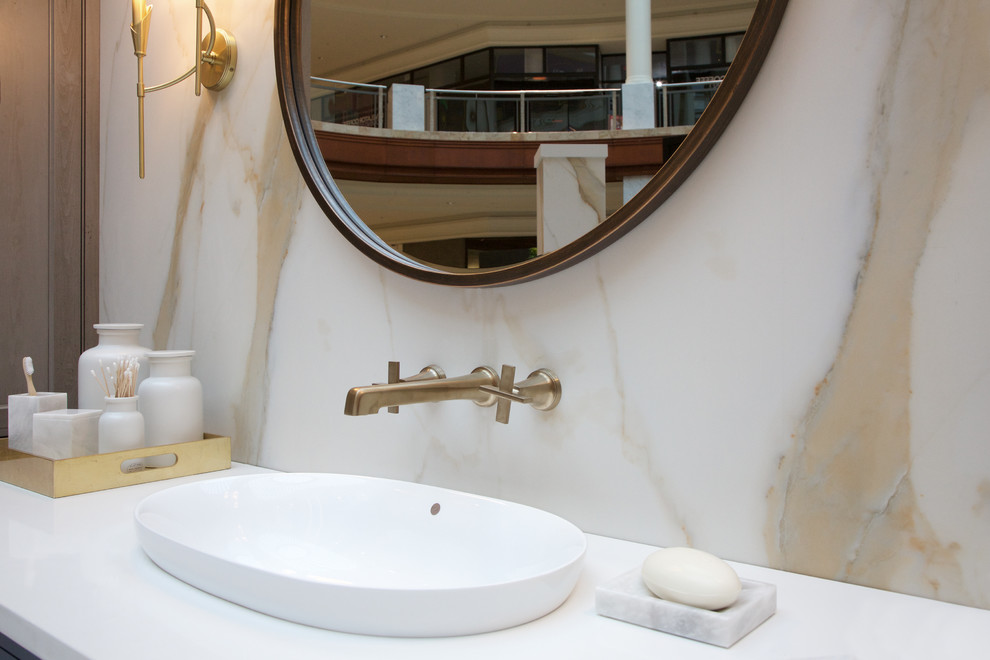 Idéer för ett mellanstort modernt vit en-suite badrum, med möbel-liknande, blå skåp, ett fristående badkar, en kantlös dusch, flerfärgad kakel, porslinskakel, ett nedsänkt handfat och bänkskiva i kvartsit