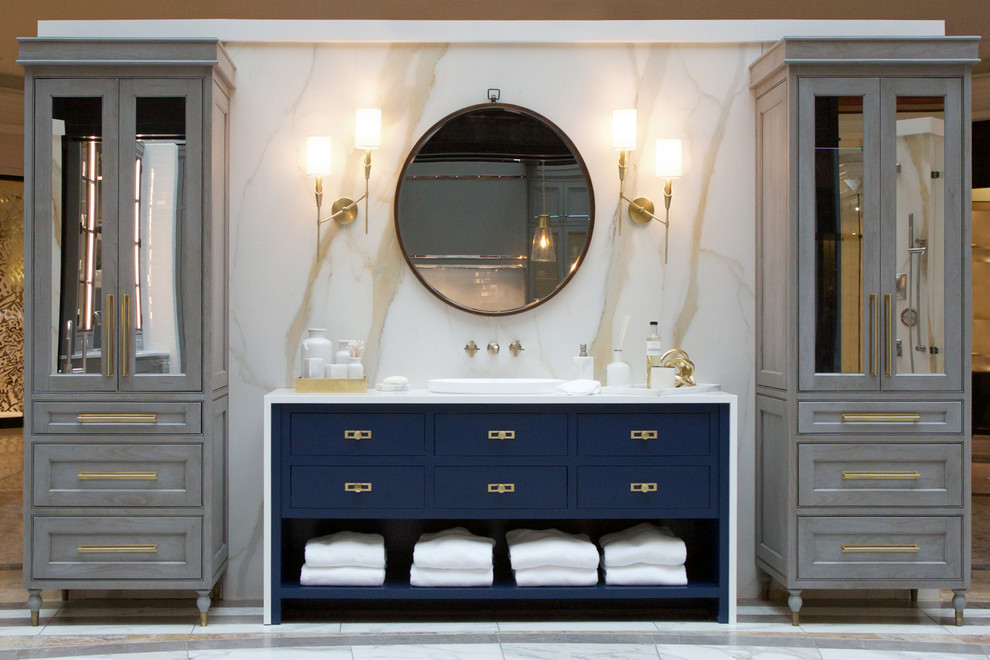 Exempel på ett mellanstort modernt vit vitt en-suite badrum, med möbel-liknande, blå skåp, ett fristående badkar, en kantlös dusch, flerfärgad kakel, porslinskakel, ett nedsänkt handfat och bänkskiva i kvartsit