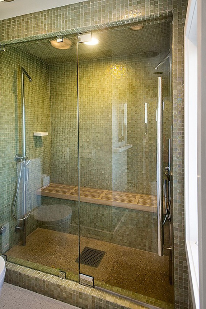 Réalisation d'une douche en alcôve principale minimaliste de taille moyenne avec un carrelage vert, mosaïque, un mur vert, un sol en carrelage de porcelaine, un sol beige et une cabine de douche à porte battante.