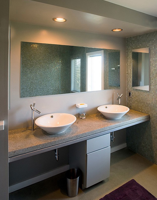 Idee per una stanza da bagno padronale moderna di medie dimensioni con ante lisce, ante grigie, piastrelle grigie, piastrelle a mosaico, pareti grigie, pavimento in travertino, lavabo a bacinella, top in granito e pavimento beige