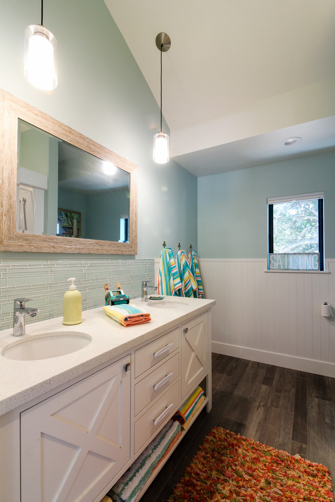Immagine di una stanza da bagno per bambini minimalista di medie dimensioni con ante bianche, piastrelle di vetro, pareti blu, pavimento in laminato, lavabo sottopiano, top in quarzite, pavimento marrone e top beige