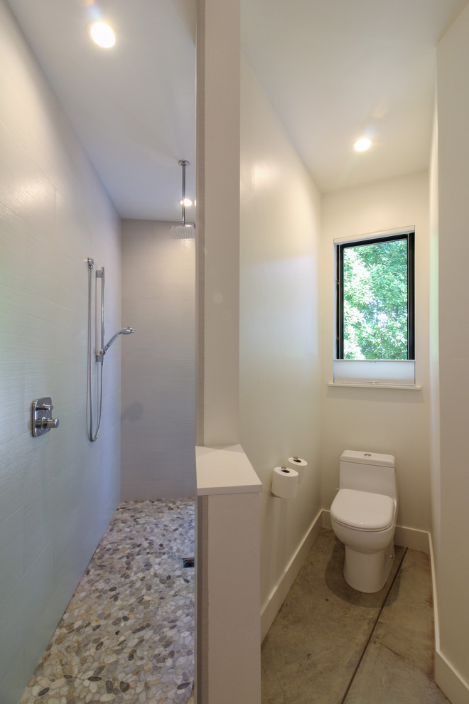 Ispirazione per una stanza da bagno padronale moderna di medie dimensioni con doccia aperta, WC monopezzo, piastrelle bianche, pareti bianche, pavimento in laminato, lavabo rettangolare, pavimento grigio e doccia aperta