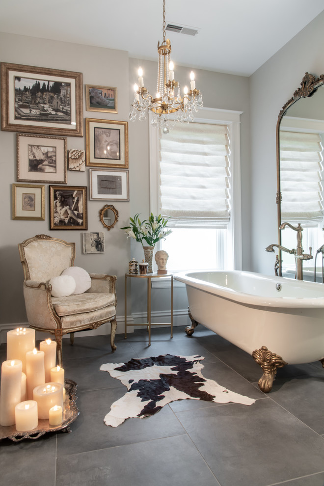 Imagen de cuarto de baño principal clásico grande con bañera con patas, paredes grises, suelo de baldosas de porcelana y suelo gris