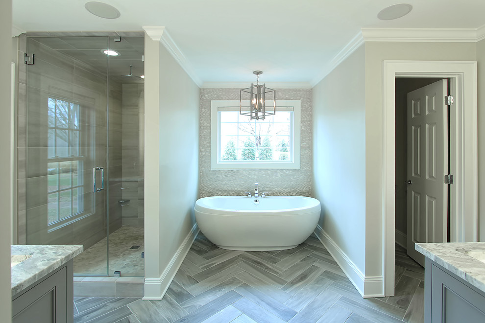 Großes Klassisches Badezimmer En Suite mit flächenbündigen Schrankfronten, beigen Schränken, Keramikboden und beigem Boden in Charlotte
