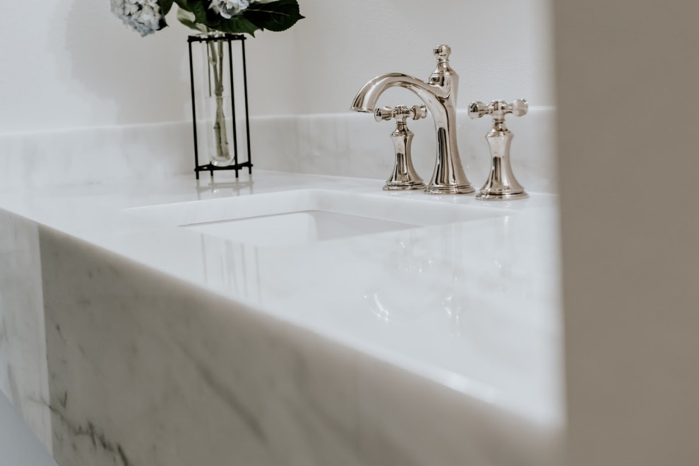 Immagine di una stanza da bagno contemporanea con top in marmo e top bianco