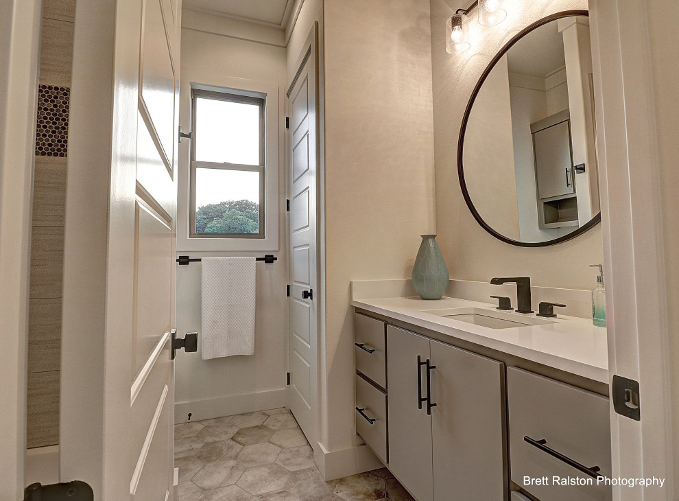 На фото: ванная комната в современном стиле с столешницей из искусственного кварца и белой столешницей