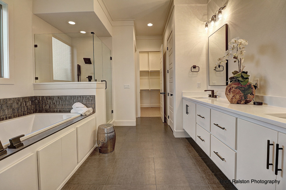 Réalisation d'une salle de bain design avec un plan de toilette en quartz modifié et un plan de toilette blanc.
