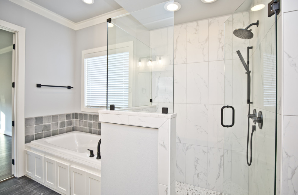 Foto de cuarto de baño contemporáneo con encimera de cuarzo compacto y encimeras blancas