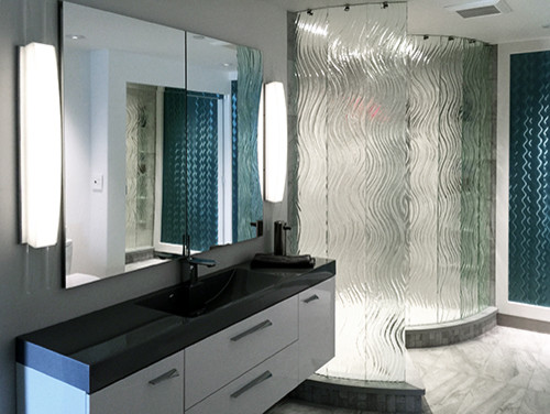 Inspiration för stora moderna svart en-suite badrum, med släta luckor, vita skåp, en öppen dusch, keramikplattor, klinkergolv i porslin, ett integrerad handfat, grått golv och med dusch som är öppen