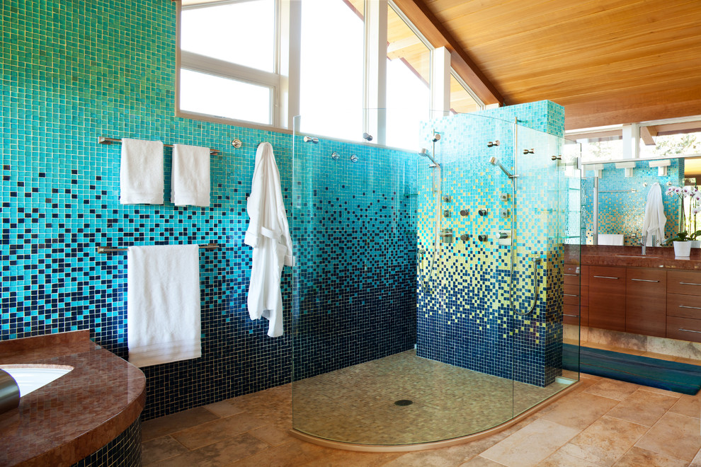 Источник вдохновения для домашнего уюта: большая главная ванная комната в современном стиле с врезной раковиной, плоскими фасадами, фасадами цвета дерева среднего тона, полновстраиваемой ванной, двойным душем, синей плиткой, плиткой мозаикой, разноцветными стенами, полом из известняка и коричневой столешницей