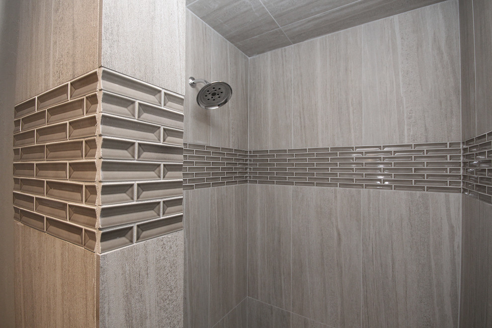 Aménagement d'une salle de bain moderne avec une douche ouverte.
