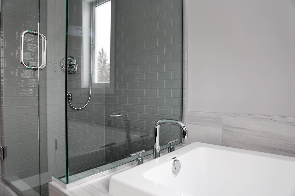 Inspiration för mellanstora klassiska en-suite badrum, med skåp i shakerstil, vita skåp, ett fristående badkar, en hörndusch, grå kakel, tunnelbanekakel och grå väggar
