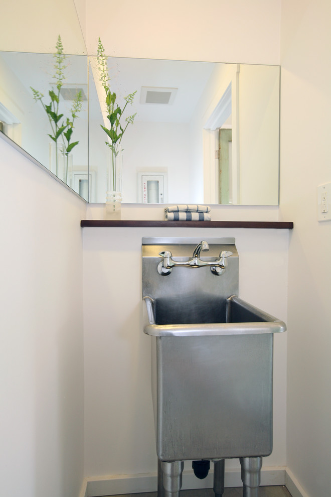 Источник вдохновения для домашнего уюта: маленькая ванная комната в современном стиле с белыми стенами, бетонным полом и консольной раковиной для на участке и в саду