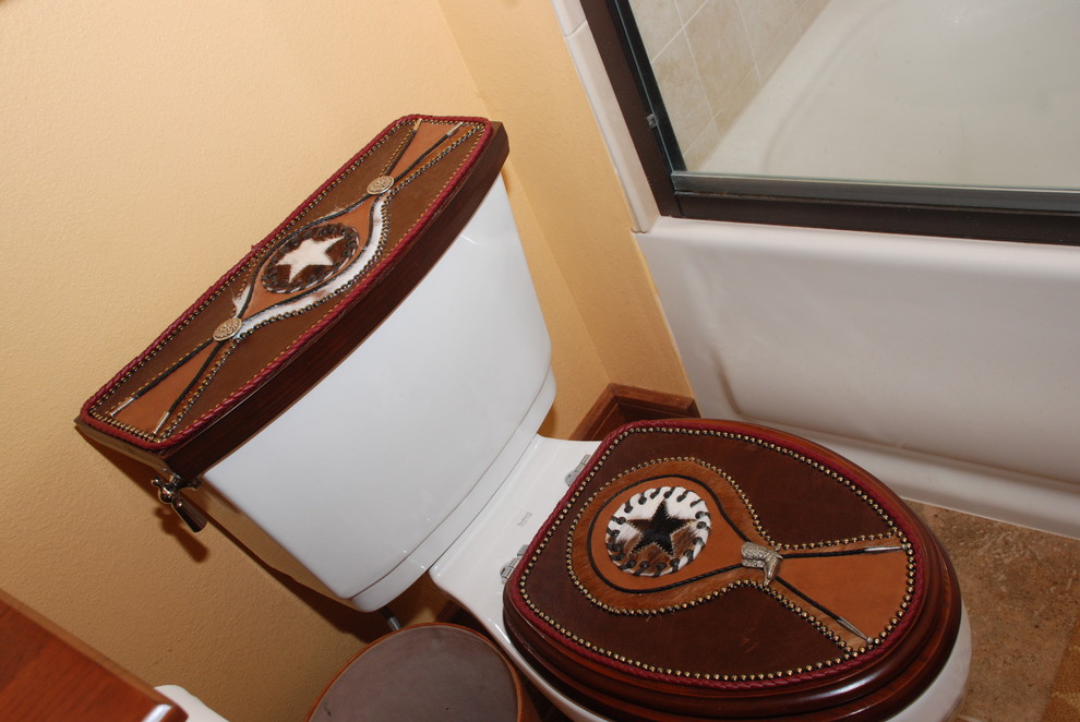 Mittelgroßes Eklektisches Badezimmer En Suite mit Kassettenfronten und hellbraunen Holzschränken in Sonstige
