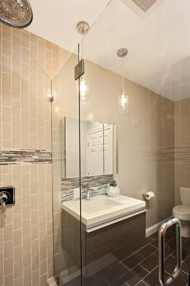 Bild på ett funkis badrum, med ett integrerad handfat