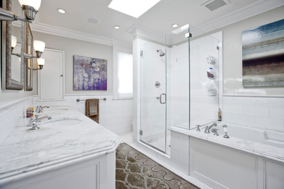 Источник вдохновения для домашнего уюта: большая главная ванная комната в классическом стиле с раковиной с пьедесталом, фасадами с утопленной филенкой, белыми фасадами, мраморной столешницей, накладной ванной, душем в нише, унитазом-моноблоком, белой плиткой, керамической плиткой, бежевыми стенами и полом из керамической плитки