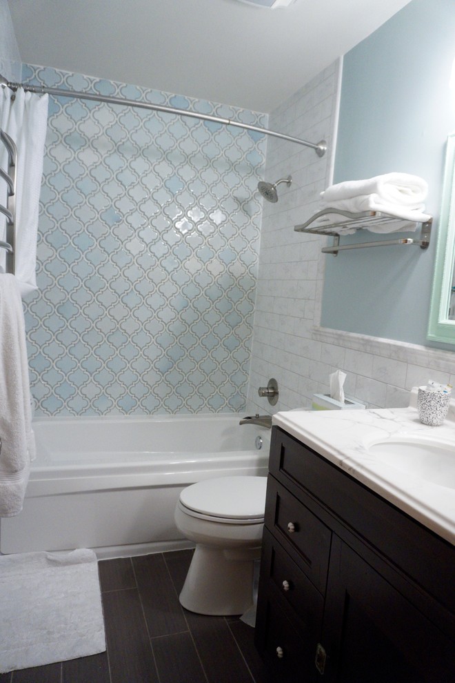 Стильный дизайн: главная ванная комната среднего размера в классическом стиле с фасадами в стиле шейкер, темными деревянными фасадами, ванной в нише, душем в нише, раздельным унитазом, синей плиткой, плиткой кабанчик, белыми стенами, монолитной раковиной, мраморной столешницей, коричневым полом и шторкой для ванной - последний тренд