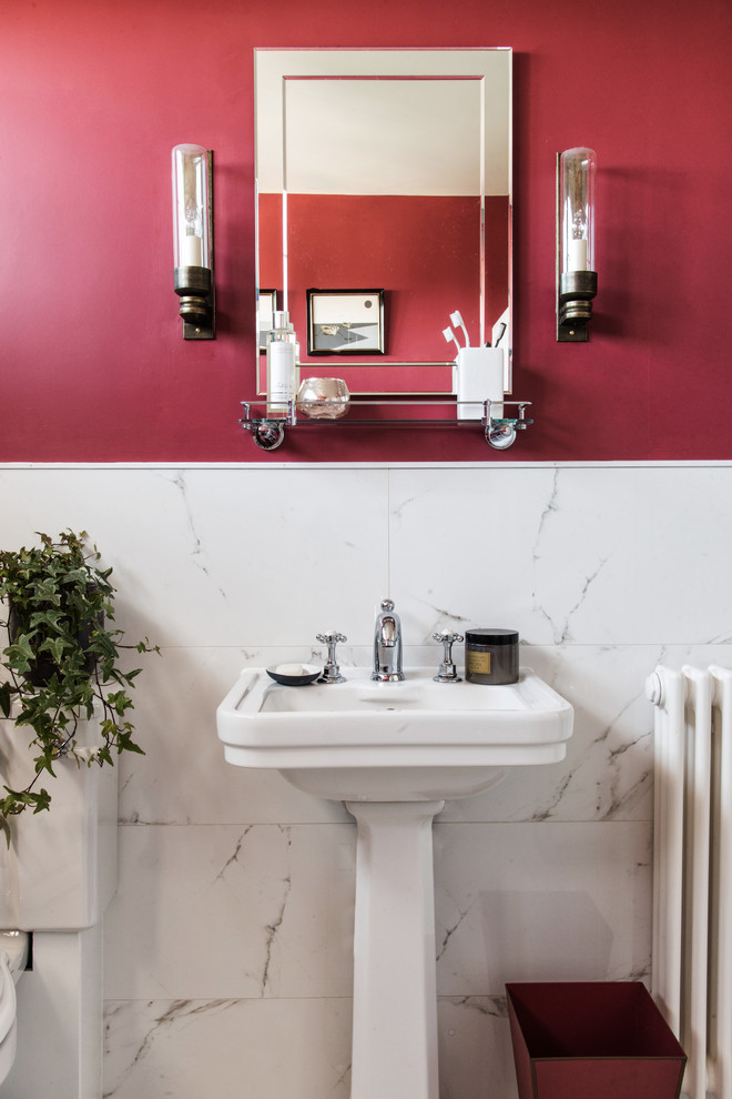 Идея дизайна: детская ванная комната среднего размера в классическом стиле с белой плиткой, керамогранитной плиткой, красными стенами и раковиной с пьедесталом