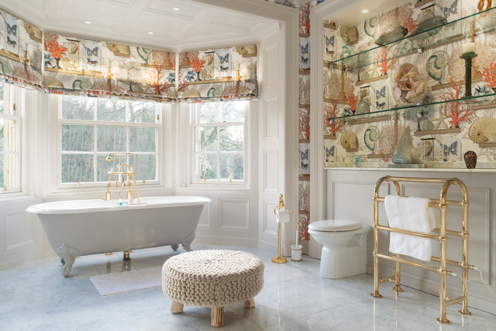 Inspiration för klassiska badrum, med ett badkar med tassar och en toalettstol med hel cisternkåpa