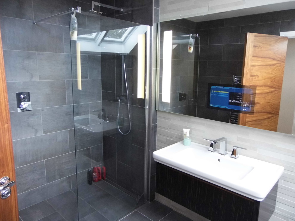 Идея дизайна: главная ванная комната в современном стиле с угловым душем, инсталляцией, серой плиткой, серыми стенами и полом из керамогранита