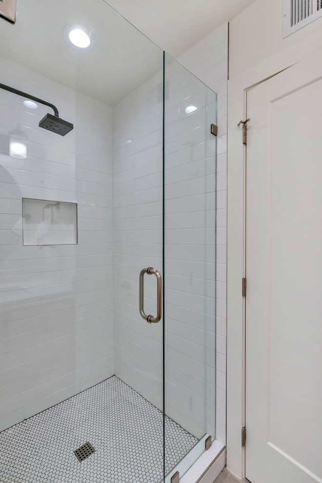Источник вдохновения для домашнего уюта: главная ванная комната среднего размера в современном стиле с плоскими фасадами, светлыми деревянными фасадами, угловым душем, унитазом-моноблоком, белыми стенами, врезной раковиной, серым полом, душем с распашными дверями, полом из керамической плитки, столешницей из искусственного кварца, белой столешницей, нишей, тумбой под одну раковину и подвесной тумбой