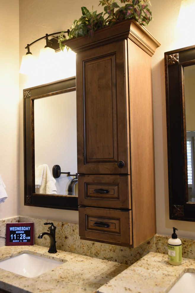 Idée de décoration pour une salle de bain principale tradition en bois brun de taille moyenne avec un placard avec porte à panneau surélevé, un carrelage beige, un carrelage de pierre, un mur gris, un sol en carrelage de porcelaine, un lavabo encastré, un plan de toilette en granite, un sol marron, un plan de toilette multicolore, un banc de douche, meuble double vasque et meuble-lavabo encastré.