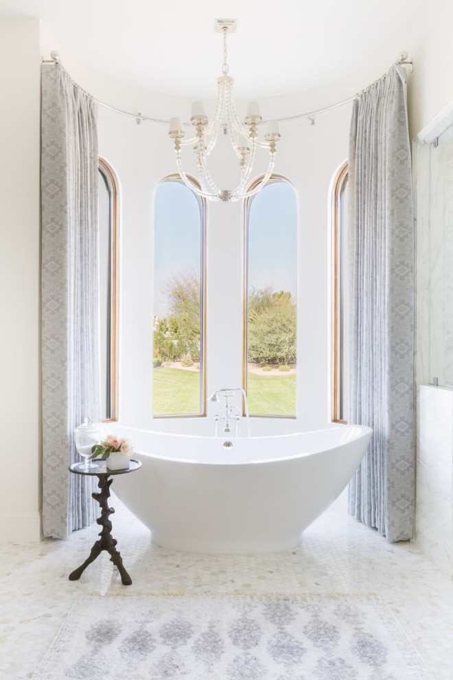 Ispirazione per una stanza da bagno padronale mediterranea con vasca freestanding, piastrelle bianche, pareti bianche, pavimento con piastrelle a mosaico, pavimento bianco e top bianco