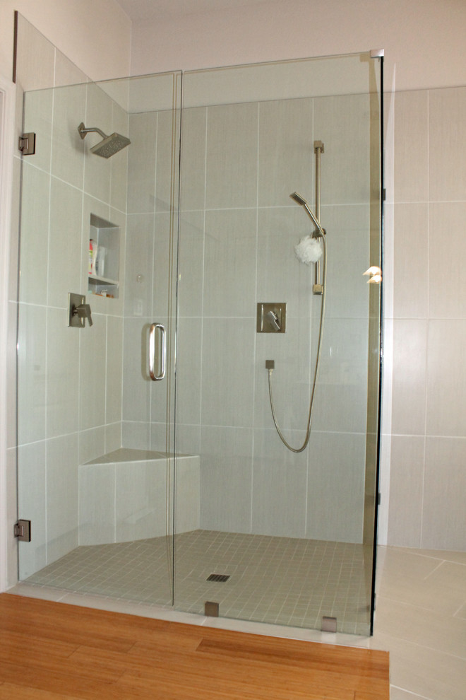 Идея дизайна: главная ванная комната среднего размера в современном стиле с отдельно стоящей ванной, душем без бортиков, серой плиткой, керамогранитной плиткой, серыми стенами, полом из бамбука, серым полом и душем с распашными дверями