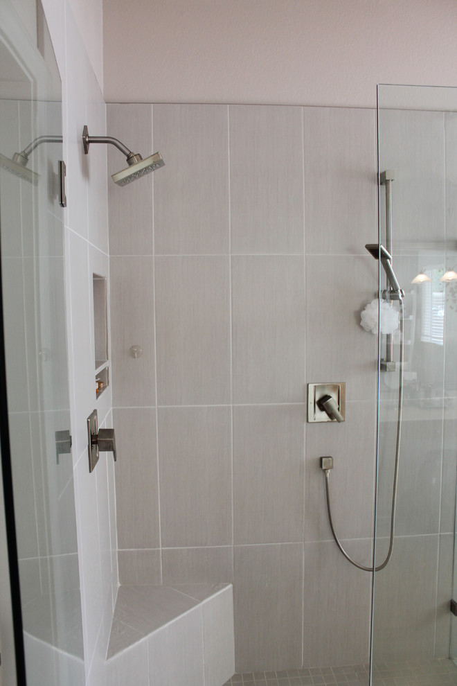 На фото: главная ванная комната среднего размера в современном стиле с отдельно стоящей ванной, душем без бортиков, серой плиткой, керамогранитной плиткой, серыми стенами, полом из бамбука, серым полом и душем с распашными дверями с