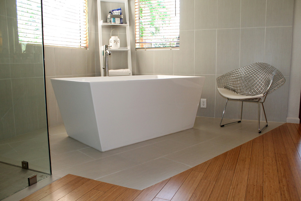 Idéer för ett mellanstort modernt en-suite badrum, med ett fristående badkar, en kantlös dusch, grå kakel, porslinskakel, grå väggar, bambugolv, grått golv och dusch med gångjärnsdörr