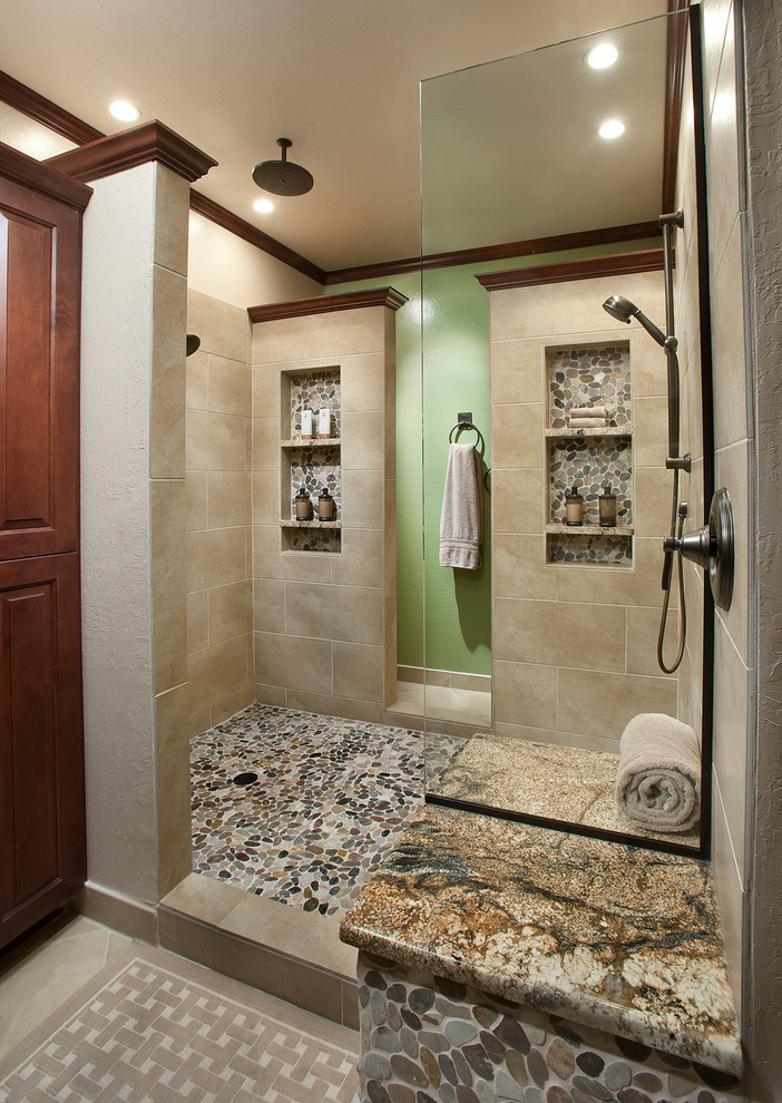 Klassisk inredning av ett stort en-suite badrum, med en dusch i en alkov, beige kakel, beige väggar, luckor med upphöjd panel, skåp i mörkt trä, porslinskakel, klinkergolv i porslin, ett fristående handfat och granitbänkskiva