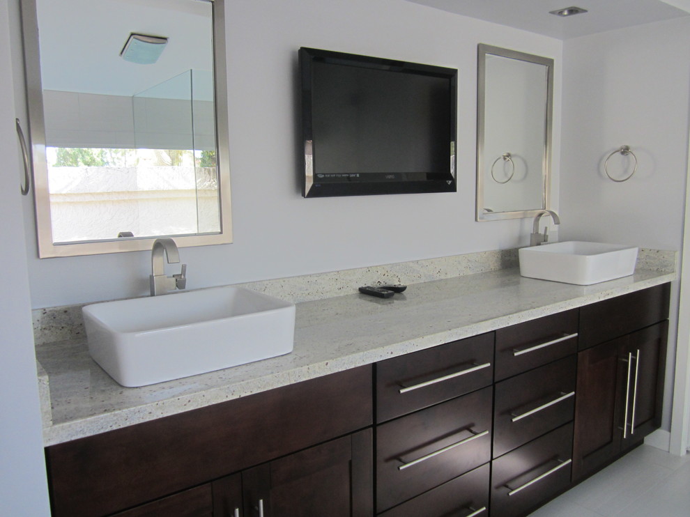 Ispirazione per una stanza da bagno padronale minimalista con ante in stile shaker e lavabo a bacinella