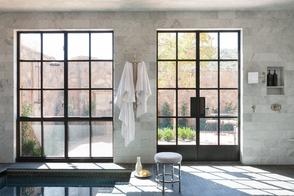 Großes Modernes Badezimmer En Suite mit Whirlpool, offener Dusche, weißen Fliesen und offener Dusche in Phoenix