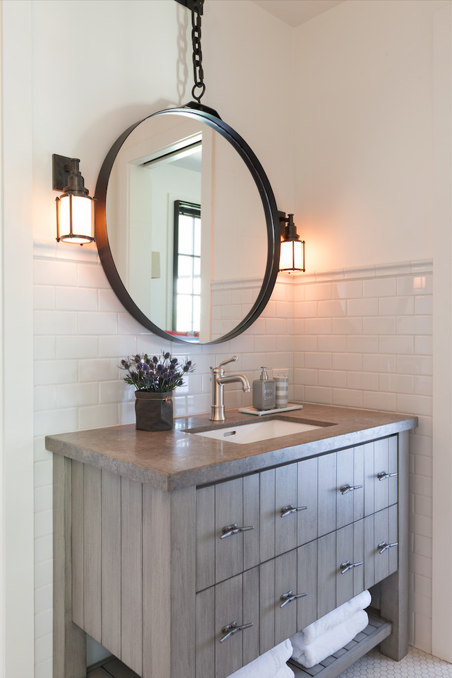 Источник вдохновения для домашнего уюта: ванная комната среднего размера в стиле кантри с плоскими фасадами, светлыми деревянными фасадами, белой плиткой, белыми стенами, душевой кабиной и монолитной раковиной