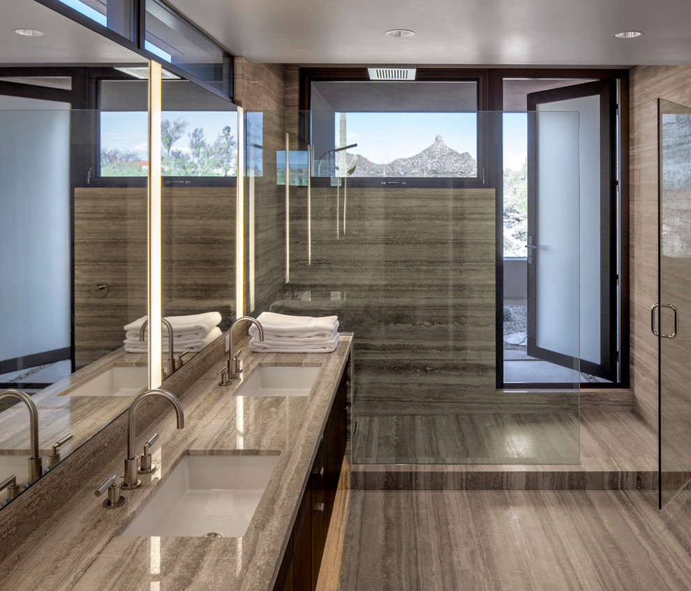 Inredning av ett modernt badrum, med ett undermonterad handfat, en dusch i en alkov och bruna väggar