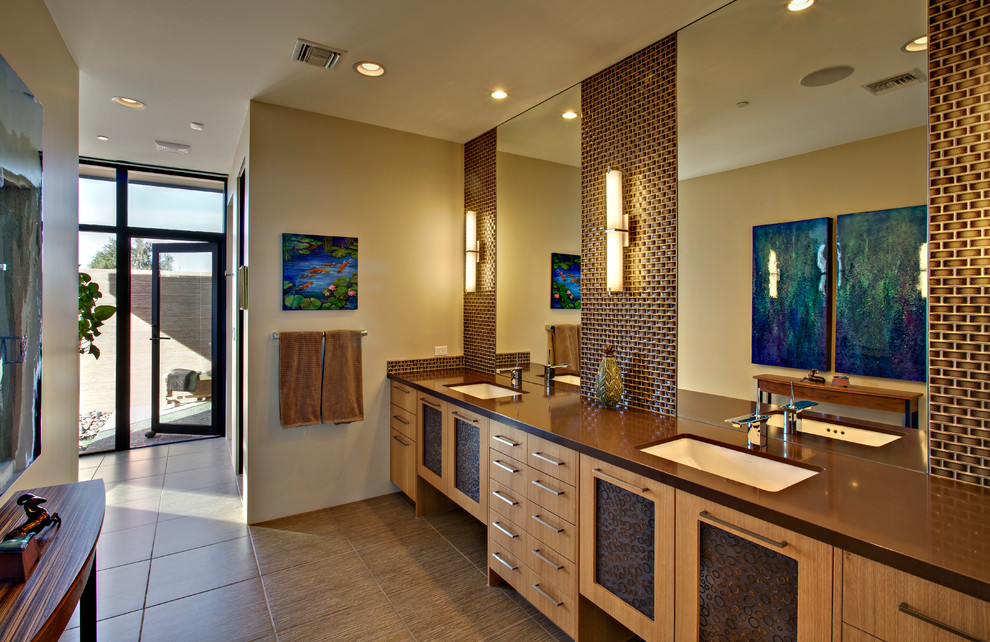 Immagine di una stanza da bagno minimal con ante con riquadro incassato, ante in legno scuro, piastrelle marroni, piastrelle a mosaico, pareti marroni, lavabo sottopiano e top marrone