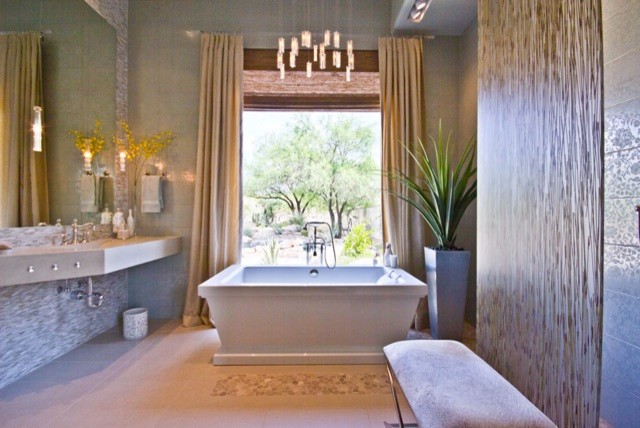 Пример оригинального дизайна: большая главная ванная комната в стиле модернизм с отдельно стоящей ванной, открытым душем, бежевой плиткой, коричневой плиткой, удлиненной плиткой, бежевыми стенами, полом из керамогранита, монолитной раковиной, столешницей из бетона, бежевым полом и открытым душем