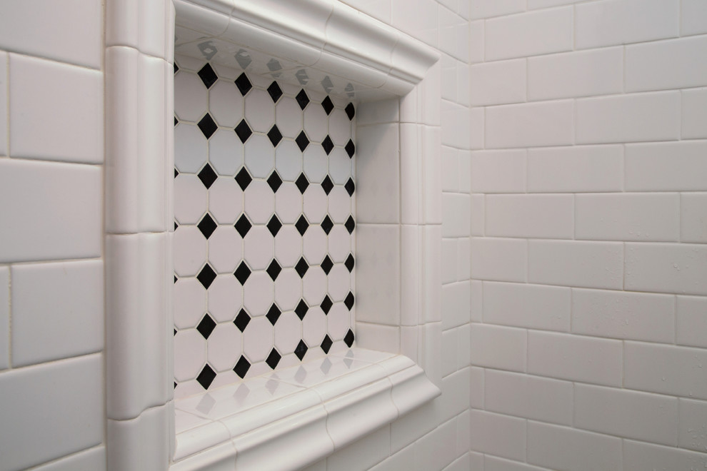 Aménagement d'une grande salle de bain principale moderne avec un lavabo encastré, un placard avec porte à panneau surélevé, des portes de placard noires, un plan de toilette en marbre, une douche ouverte, un carrelage blanc, un carrelage métro, un mur gris et un sol en marbre.