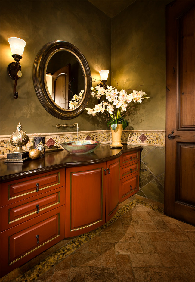 フェニックスにある中くらいなトラディショナルスタイルのおしゃれなバスルーム (浴槽なし) (レイズドパネル扉のキャビネット、中間色木目調キャビネット、緑の壁、ベッセル式洗面器) の写真