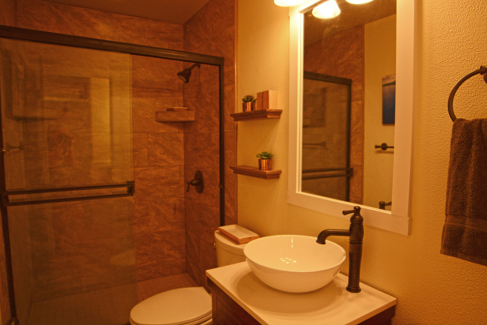 Inspiration för små rustika en-suite badrum, med öppna hyllor, skåp i mörkt trä, en dusch i en alkov, en toalettstol med separat cisternkåpa, beige kakel, porslinskakel, gula väggar, klinkergolv i porslin, ett fristående handfat och bänkskiva i kvarts